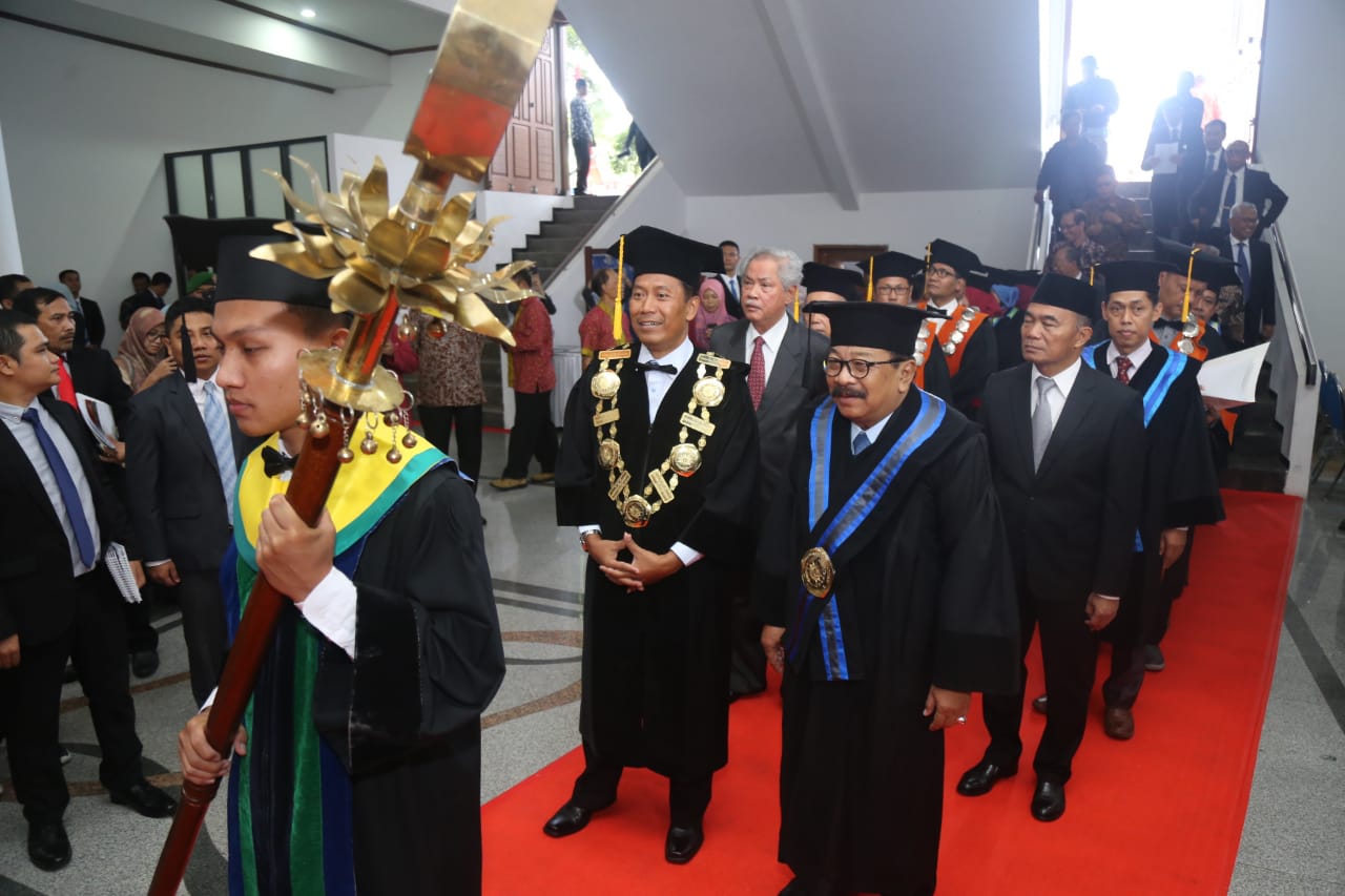 Persaipan prosesi penganugerahan gelar Doktor Honoris Causa kepada gubernur Jawa Timur, Dr. H.